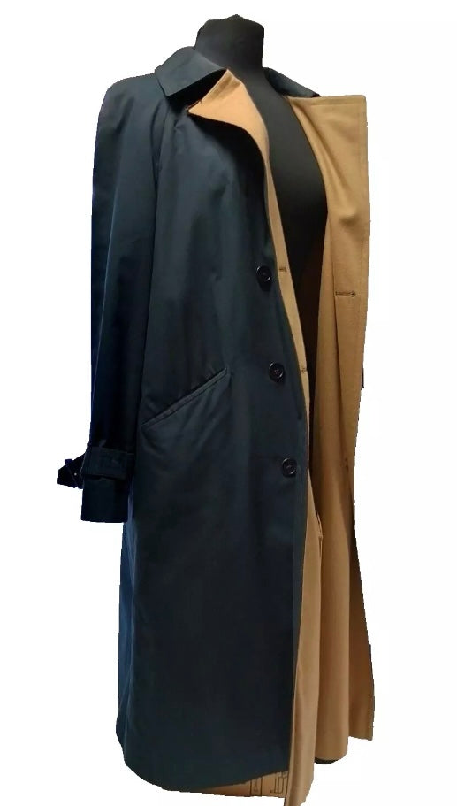 Vintage Aquascutum trench coat with lining.